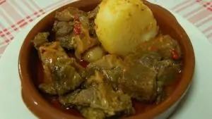 Plato de carne de cabra canaria de la gastronomía tradicional